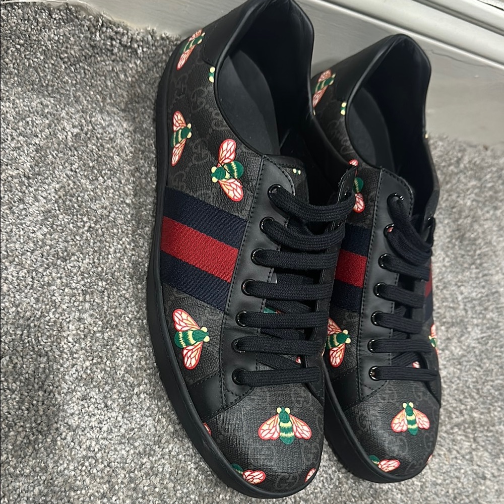 Gucci Black Sneakers with Red and Green Bee Motif - Picture 2 of 4